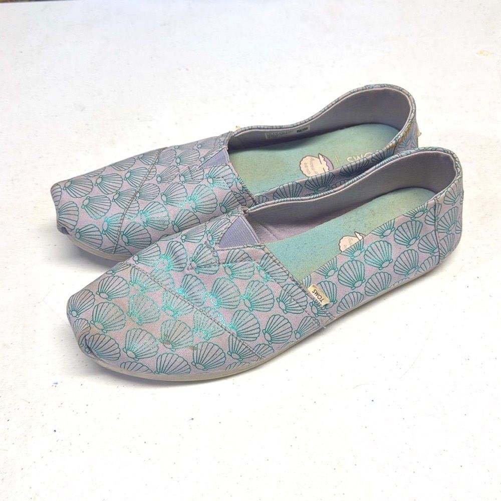 Toms Women's Light Gray Seashell Print Slip-On Flats